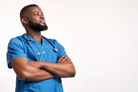 144203712-nous-sommes-capables-de-lutter-contre-le-coronavirus-doc-noir-confiant-avec-les-bras-croisés